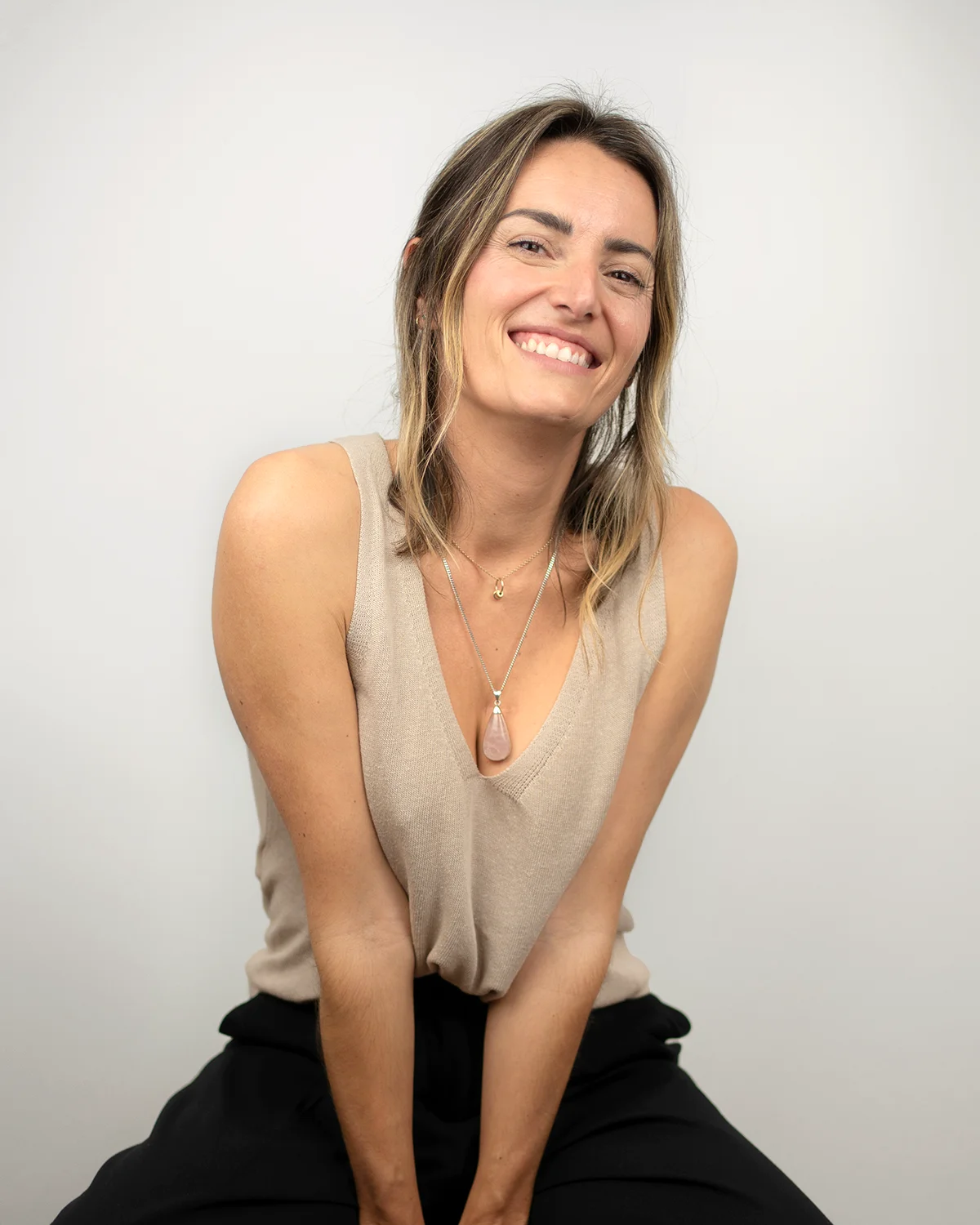 women business shows a smiling woman, Laura Ramis, sitting relaxed against a bright background &ndash; authentic portrait.